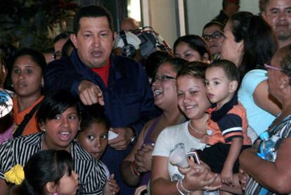 Hugo Chávez acoge a vecinos afectados por las lluvias el lunes en el palacio gubernamental de Miraflores.