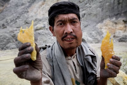 Nadie recuerda si fue un turista o un minero a quien se le ocurrió que un pedazo de azufre fuera un souvenir. Los mineros bañan arbustos y piedras en azufre hirviendo y los venden como extrañas esculturas, bonsais de ramas amarillas y tortugas de caparazones minerales.