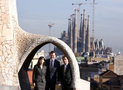 Mariano Rajoy, con Alicia Sánchez-Camacho y Alberto Fernández Díaz, ayer en La Pedrera.