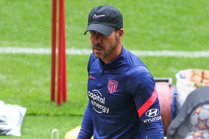 Diego Pablo Simeone, durante el último entrenamiento previo al partido de este miércoles entre el Atlético de Madrid y el Oporto, correspondiente a la fase de grupos de la Liga de Campeones. / (AFP)