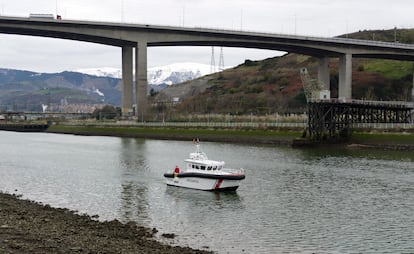 Un equipo de la Ertzaintza rastrea un tramo de la ría de Bilbao a mediados de enero pasado.