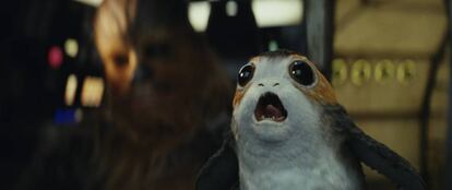 Chewbacca con un porg, en el Halcón Milenario.