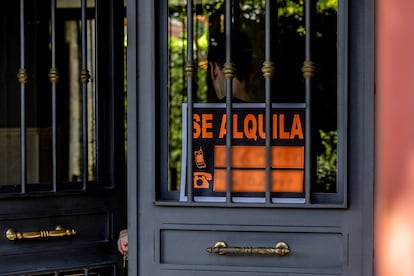 Cartel que anuncia un piso en alquiler en Madrid