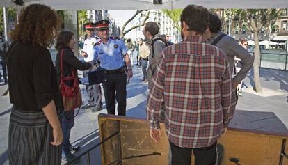 Los Mossos obligan a desmontar una de las mesas del multirefer&eacute;ndum en Barcelona.