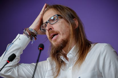 El secretario de Organización y portavoz de Podemos, Pablo Fernández, durante la rueda de prensa celebrada en Madrid, este lunes.