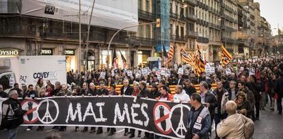 3.000 persones han marxat a Barcelona contra la guerra i el terrorisme sota el lema "Mai Més".