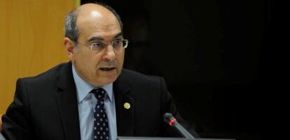 El consejero Jon Darpón este lunes en su comparecencia en el Parlamento vasco.