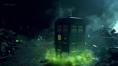 'La mujer del Doctor' es uno de los dos episodios de la famosa serie británica 'Doctor Who' guionizados por Gaiman. En este, el primero de ellos, Gaiman dio voz a la mítica cabina de teléfonos capaz de viajar en el tiempo del protagonista, el último señor del tiempo.