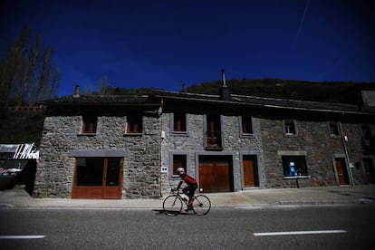 Un ciclista, por las calles de Villablino (León).