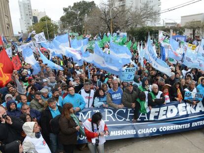 Sindicatos de la provincia Santa Fe parten hacia Buenos Aires en la llamada Marcha Federal.