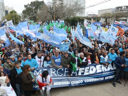 Sindicatos da província de Santa Fé partem rumo a Buenos Aires, na chamada Marcha Federal.