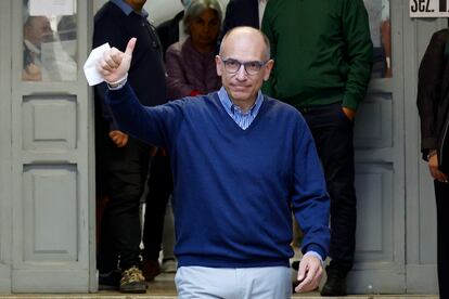 El líder del Partido Democrático (PD), Enrico Letta, ha ejercido su derecho constitucional al voto en un colegio electoral en Roma sobre las nueve de la mañana, donde ha estrechado la mano a algunos de sus partidarios.