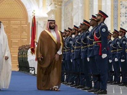 El príncipe saudí Mohammed bin Salmán (derecha) pasa revista a la guardia de honor en su visita a Abu Dhabi el 27 de noviembre.