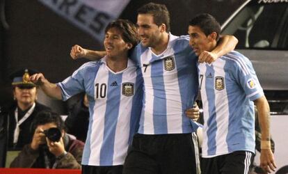 Messi celebra con Higuaín y Di Maria uno de los goles de Argentina