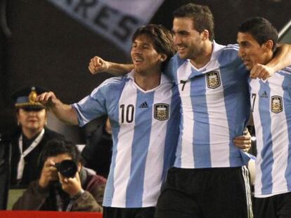 Messi celebra con Higuaín y Di Maria uno de los goles de Argentina