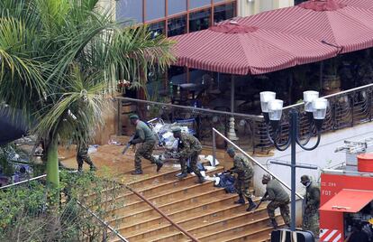 Soldados del ejército keniano acceden al centro comercial hoy martes, durante el cuarto día de asalto.