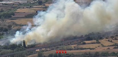 El incendio de Montblanc (Tarragona), junto a las vías del AVE, este jueves.
