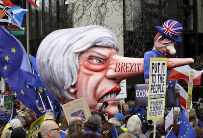 People’s Vote, la organización que convocó la manifestación, calculó en un millón de personas el número de asistentes. En la imagen, una efigie satírica de la primera ministra británica, Theresa May, circula entre los concentrados en Londres.