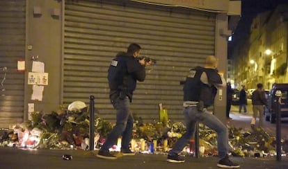 Dos policías en guardia durante los momentos de pánico vividos junto al restaurante Le petit Cambodge, en París el 15 de noviembre de 2015.