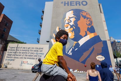 Ciudadanos de Atlanta se acercan al mural en recuerdo de John Lewis en la ciudad, este sábado. 