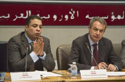Zapatero, junto al presidente de la Fundación Mominoun de Estudios e Investigación, Yunis Qandil, en Granada.