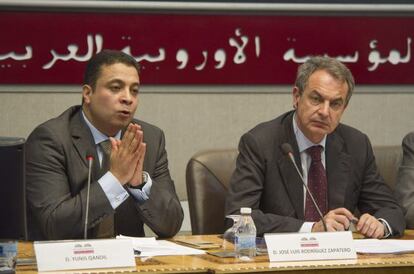 Zapatero, junto al presidente de la Fundaci&oacute;n Mominoun de Estudios e Investigaci&oacute;n, Yunis Qandil, en Granada.