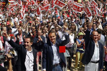 Jorge Alarte, José Luis Rodríguez Zapatero y Joan Calabuig levantan el pulgar en el centro de la plaza de toros de Valencia.