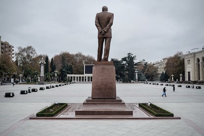 La estatua de Heydar Aliyev, padre y predecesor del actual presidente de Azerbaiyán, preside la plaza principal de Ganja, segunda mayor ciudad del país.