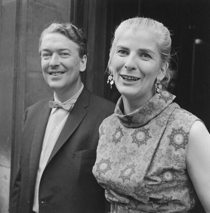 Kingsley Amis con Elizabeth Jane Howard en 1965.