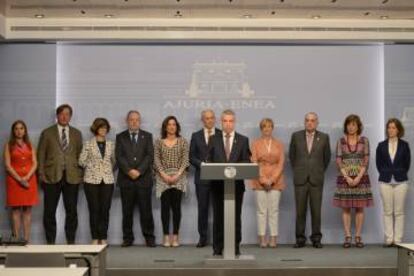 Ellehendakari Urkullu y los consejeros del Gobierno vasco, durante la lectura este martes de la declaración de emergencia climática.