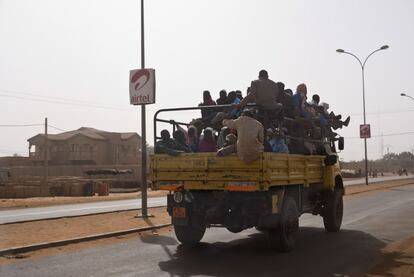Viajeros se apiñan en un camión en la capital de Níger, Niamey, con destino al norte del país.