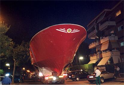 Transporte especial de un barco pesquero por la avenida del Pla del Vinyet de Sant Cugat del Vallès.