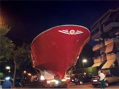 Transporte especial de un barco pesquero por la avenida del Pla del Vinyet de Sant Cugat del Vallès.