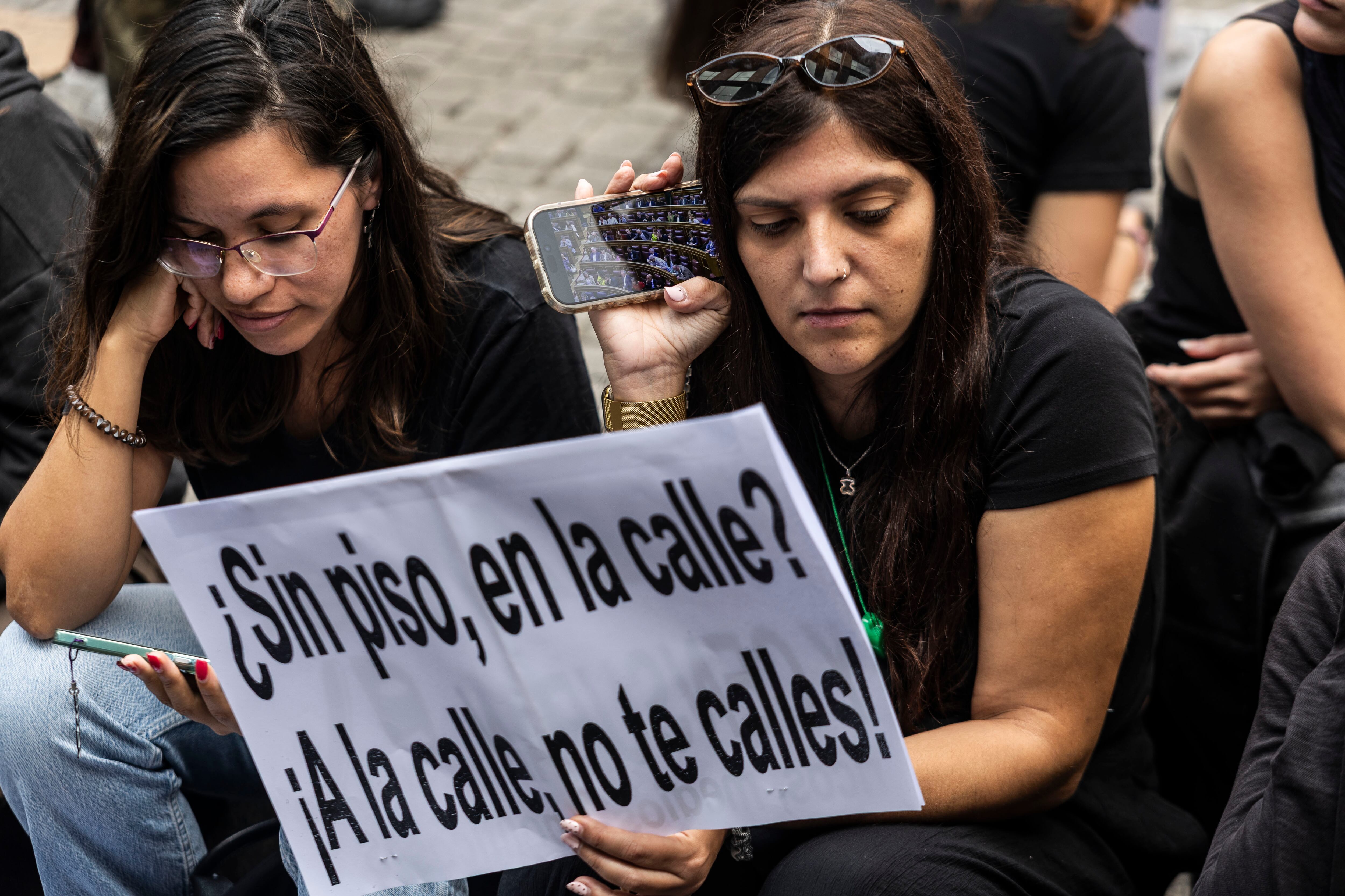 Reacciones a los decretos de vivienda y las acampadas en directo | Los acampados en Sol debaten el futuro de las protestas: “Aguantaremos lo que sea necesario”