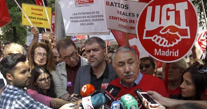 Los secretarios generales de CC OO y UGT, Unai Sordo y Pepe Álvarez, contestan a los medios de comunicación durante una manifestación.