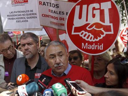 Los secretarios generales de CC OO y UGT, Unai Sordo y Pepe Álvarez, contestan a los medios de comunicación durante una manifestación.