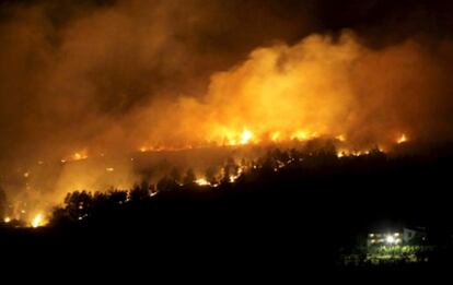 Las llamas devoran el monte en el incendio del municipio alicantino de Alfafara.