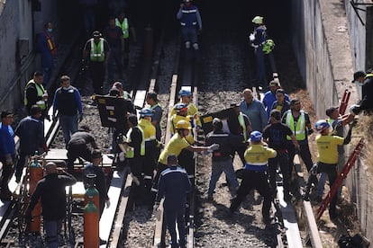 Personal de rescate trabaja en las vías de la estación Potrero. 