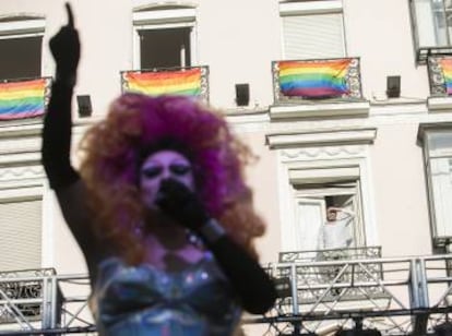 La Plexy, ejerciendo de maestra de ceremonias durante el pregón del Orgullo de Madrid. 