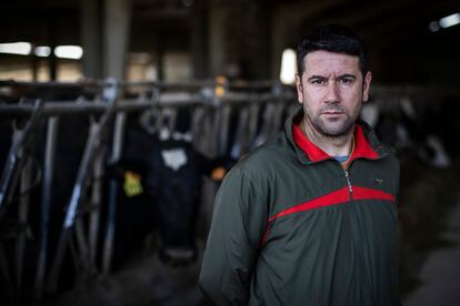 Víctor Bello, gerente de una explotación de producción de leche en Trazo (A Coruña).