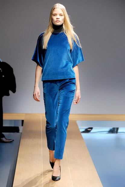 Este conjunto de blusa de media manga y pantalón en tono azul es de Vionnet.