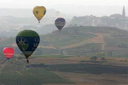 Los globos concursantes sobrevuelan el pueblo de Briones.
