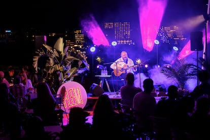 El músico Niño de Elche, en su concierto en la inauguración del Festival de Literatura Expandida de Magaluf, en una imagen cedida por la organización.