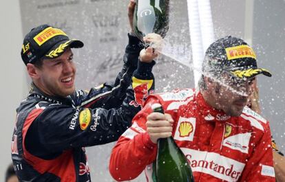 Vettel baña en champán a Alonso en el podio.