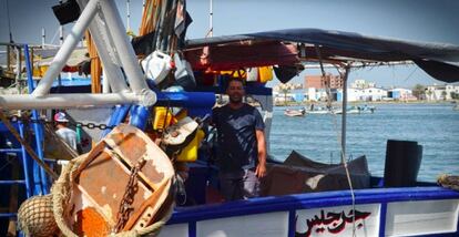 Chamseddine Bourassine, presidente de la cofradía de pescadores de Zarzis, en su barco en el puerto de esta ciudad tunecina.
