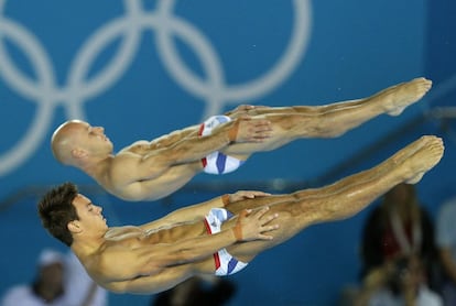 Los británicos Thomas Daley (al frente) y Peter Waterfield durante su ejercicio en la competición de salto de plataforma de 10 metros.