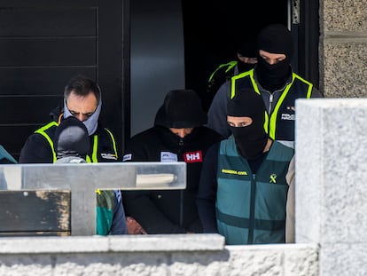 Momento en el que El Burro sale rodeado de agentes de una vivienda contigua a su empresa en Vilagarcía y que también ha sido registrada.