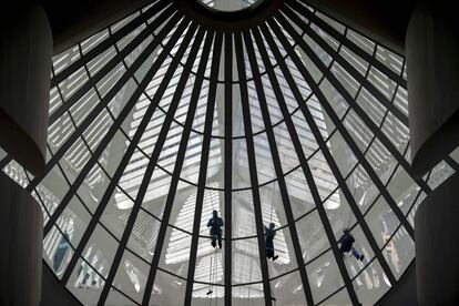 Varios trabajadores desinfectan un área del museo del Mañana antes de su reapertura en Río de Janeiro (Brasil). La pandemia ha registrado en las últimas 24 horas 304.626 nuevos casos, su nuevo récord diario, con lo que el total se eleva a más de 26,62 millones de personas contagiadas y más de 874.000 víctimas mortales, según el balance ofrecido este sábado por la Universidad Johns Hopkins sobre los 188 países y territorios afectados.