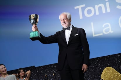 Toni Servillo con la Copa Volpi como mejor actor por 'La gracia', de Paolo Sorrentino.