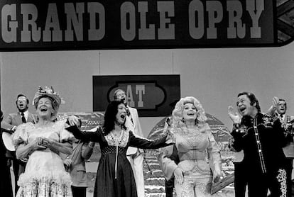 Minnie Pearl, Loretta Lynn, Dolly Parton yRoy Clark en Opry House en Nashville, Tennessee, U.S, en 1975.